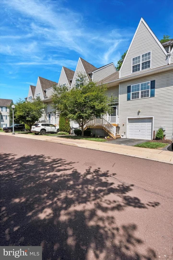 213 Buchanan Court photo 2