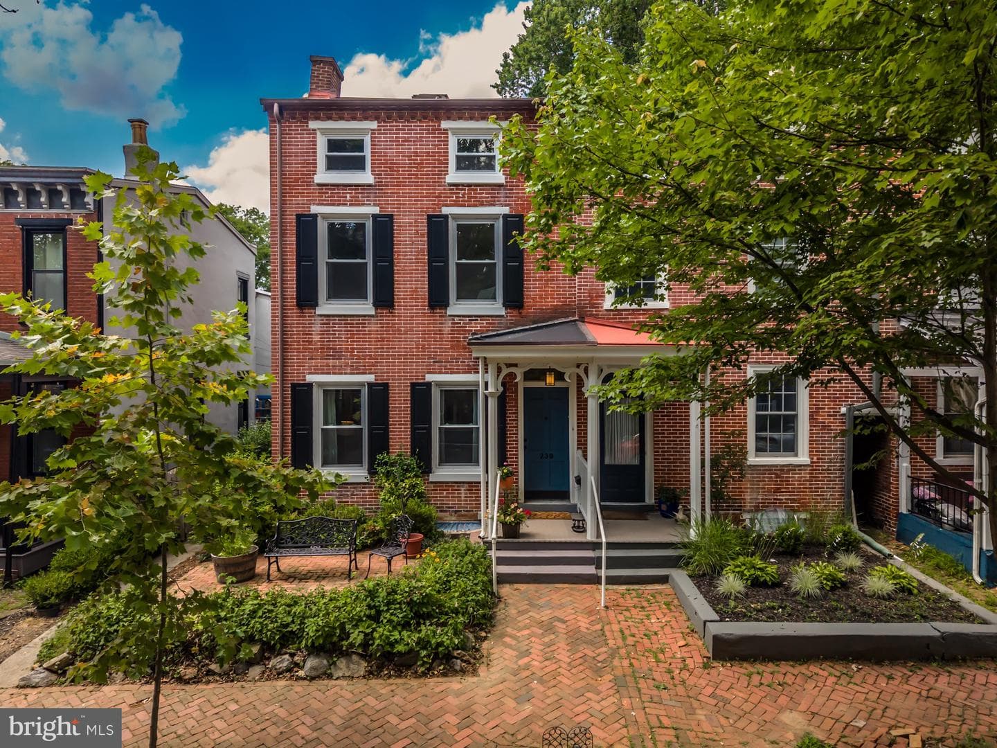 239 W Barnard Street