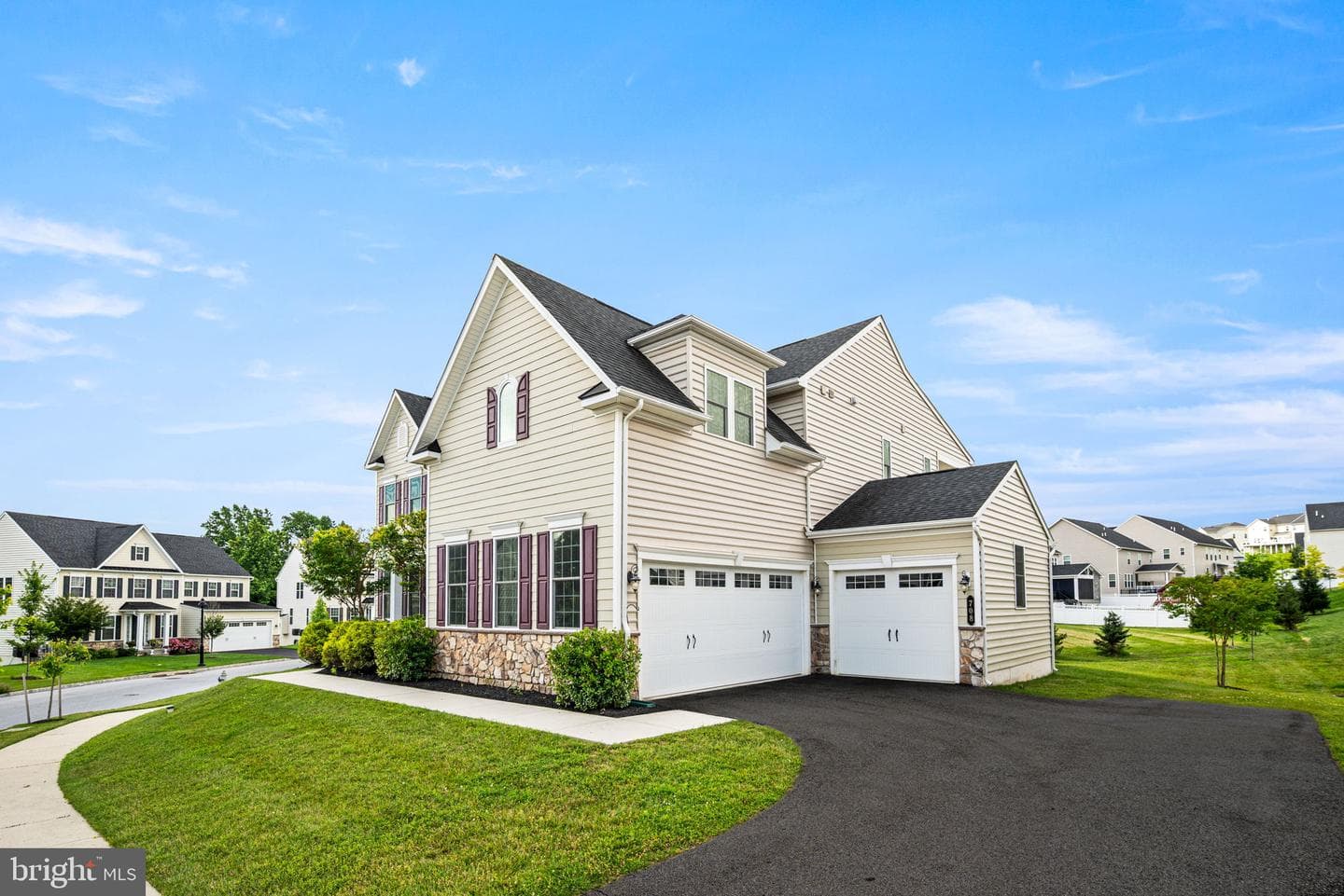 708 Stonecliffe Road photo 2