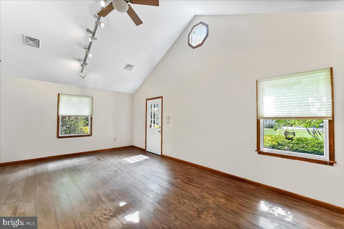 372 Hipkins Road photo 10