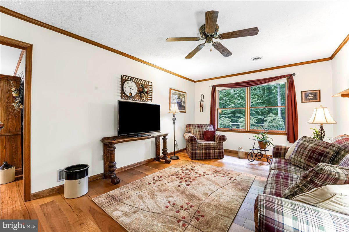 372 Hipkins Road photo 25