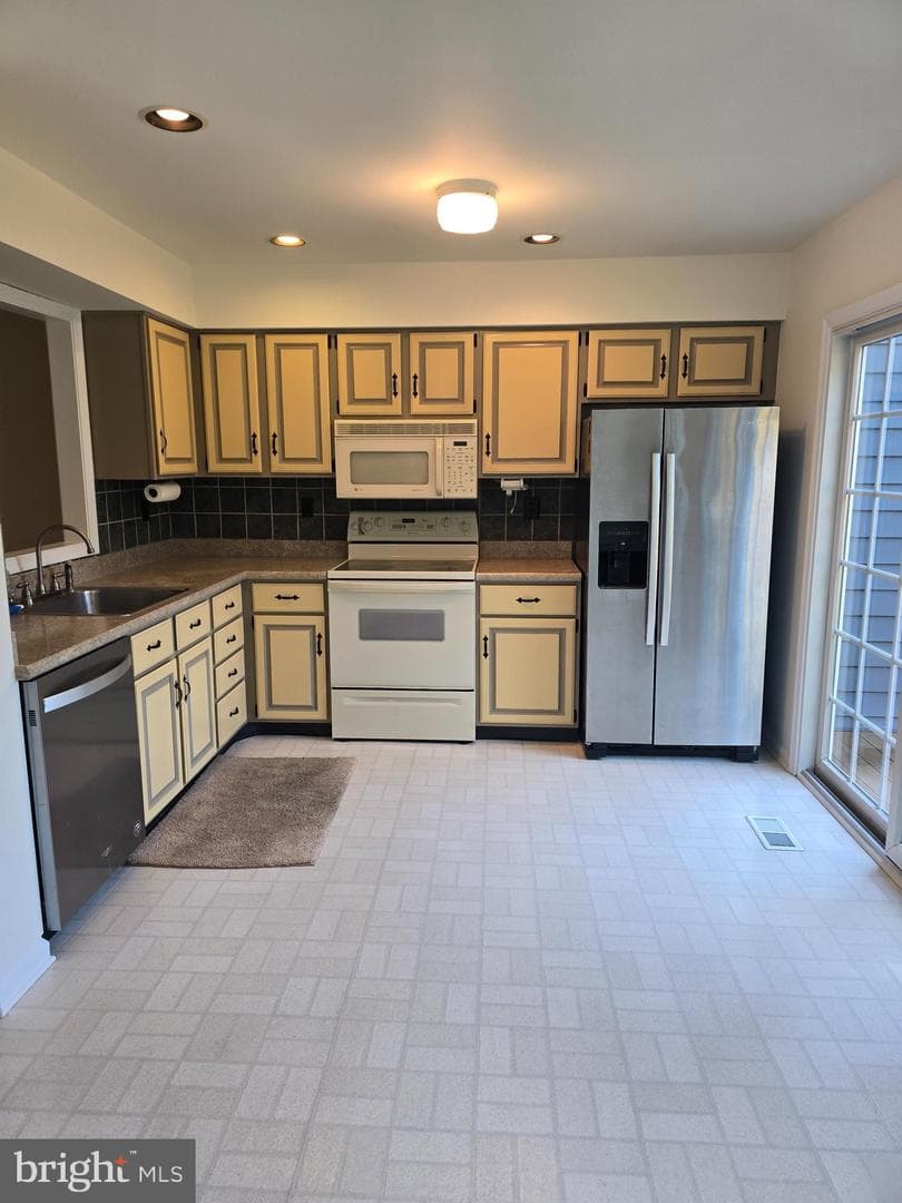 103 Lakeside Drive photo 10