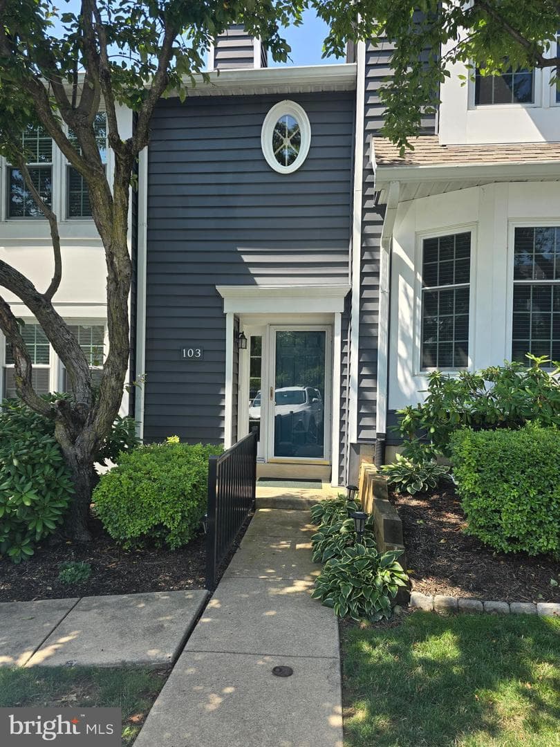 103 Lakeside Drive photo 2
