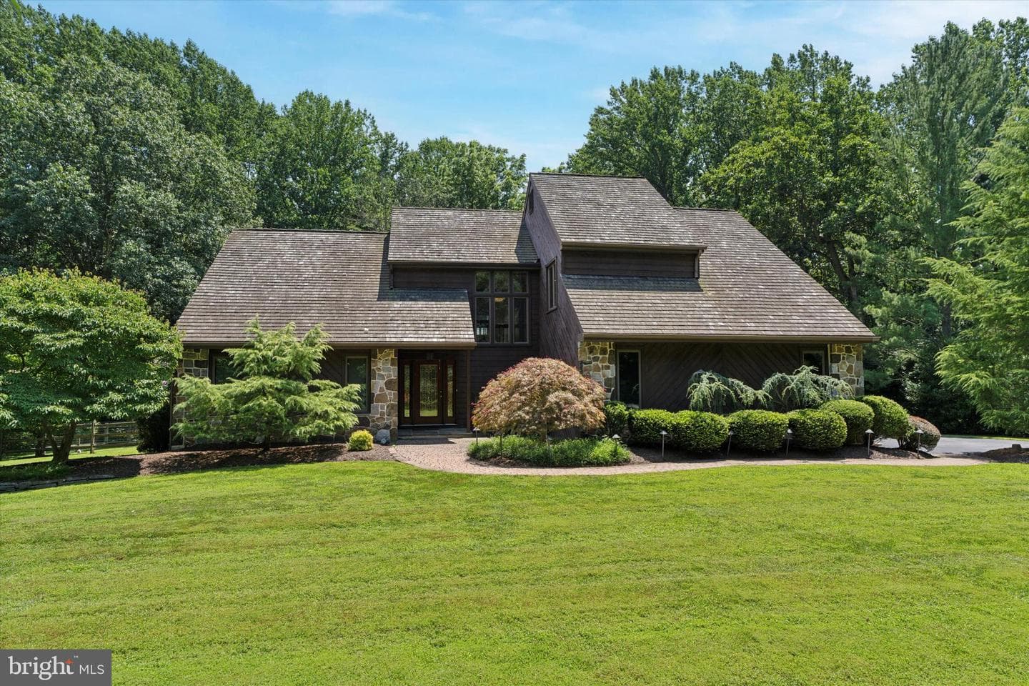 1076 Heartsease Drive photo 2