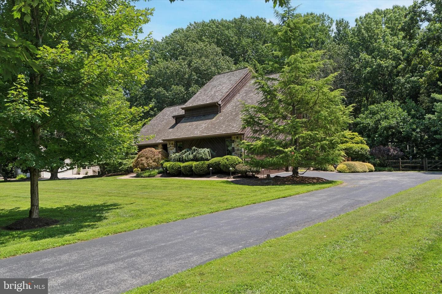 1076 Heartsease Drive photo 3
