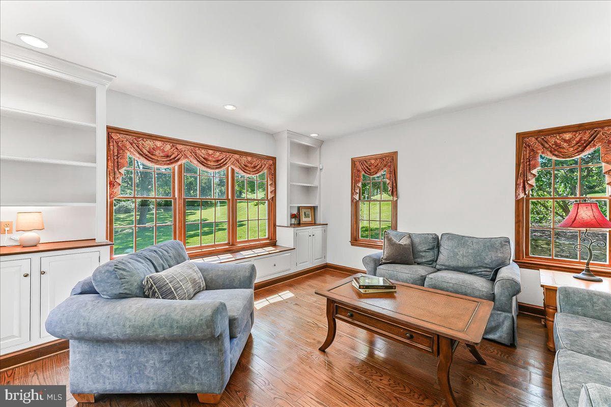 72 E Highland Road photo 11
