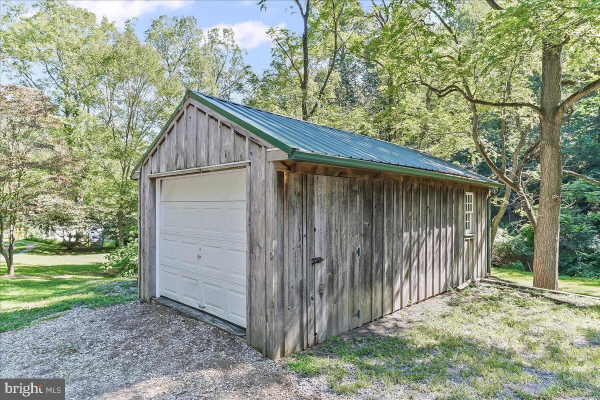 72 E Highland Road photo 31