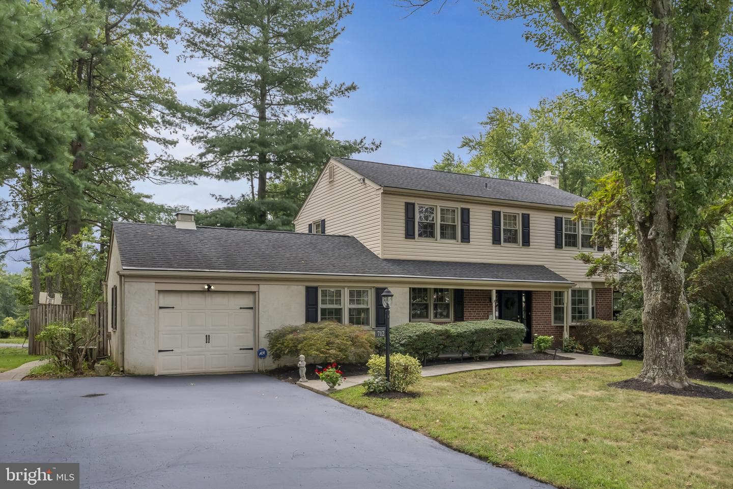 712 Daisy Lane photo 2