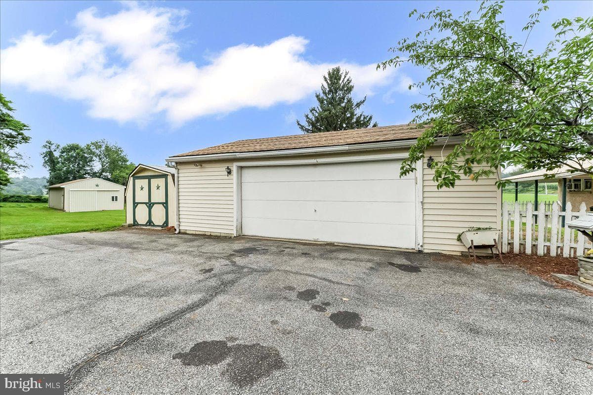 374 Street Road photo 24