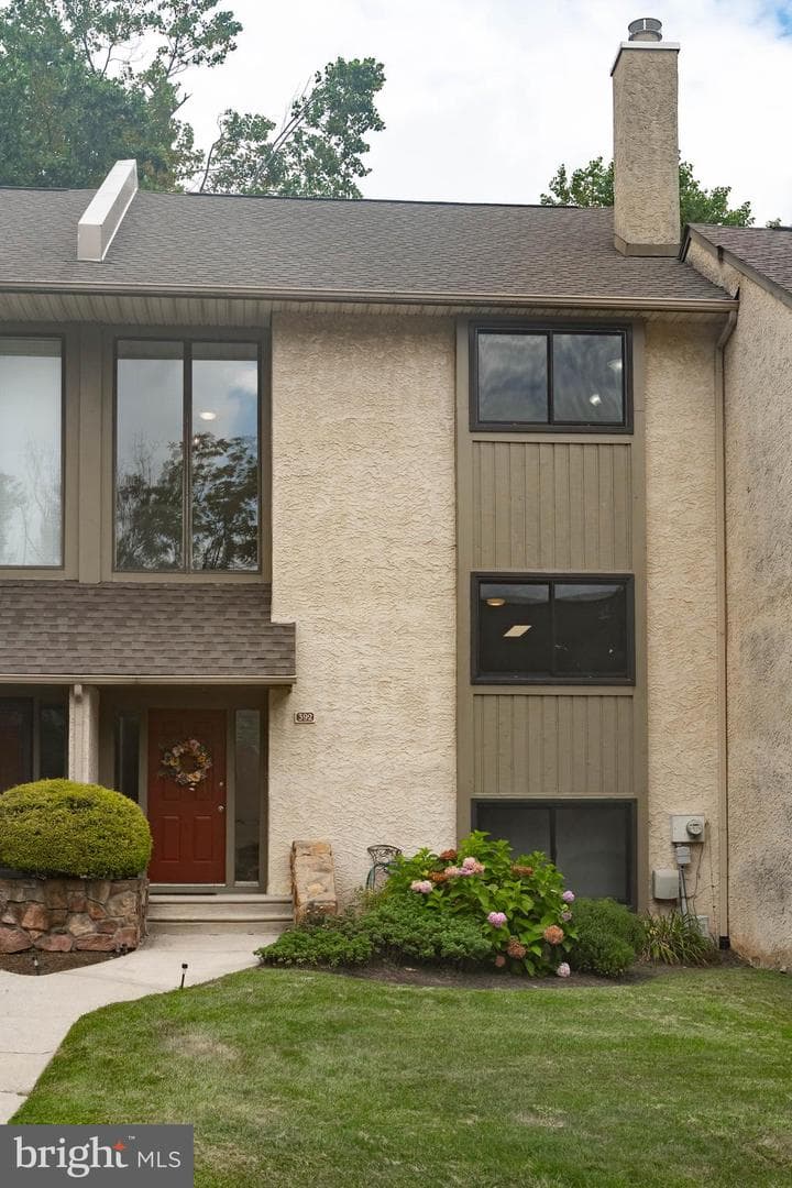 392 Lynetree Drive photo 2