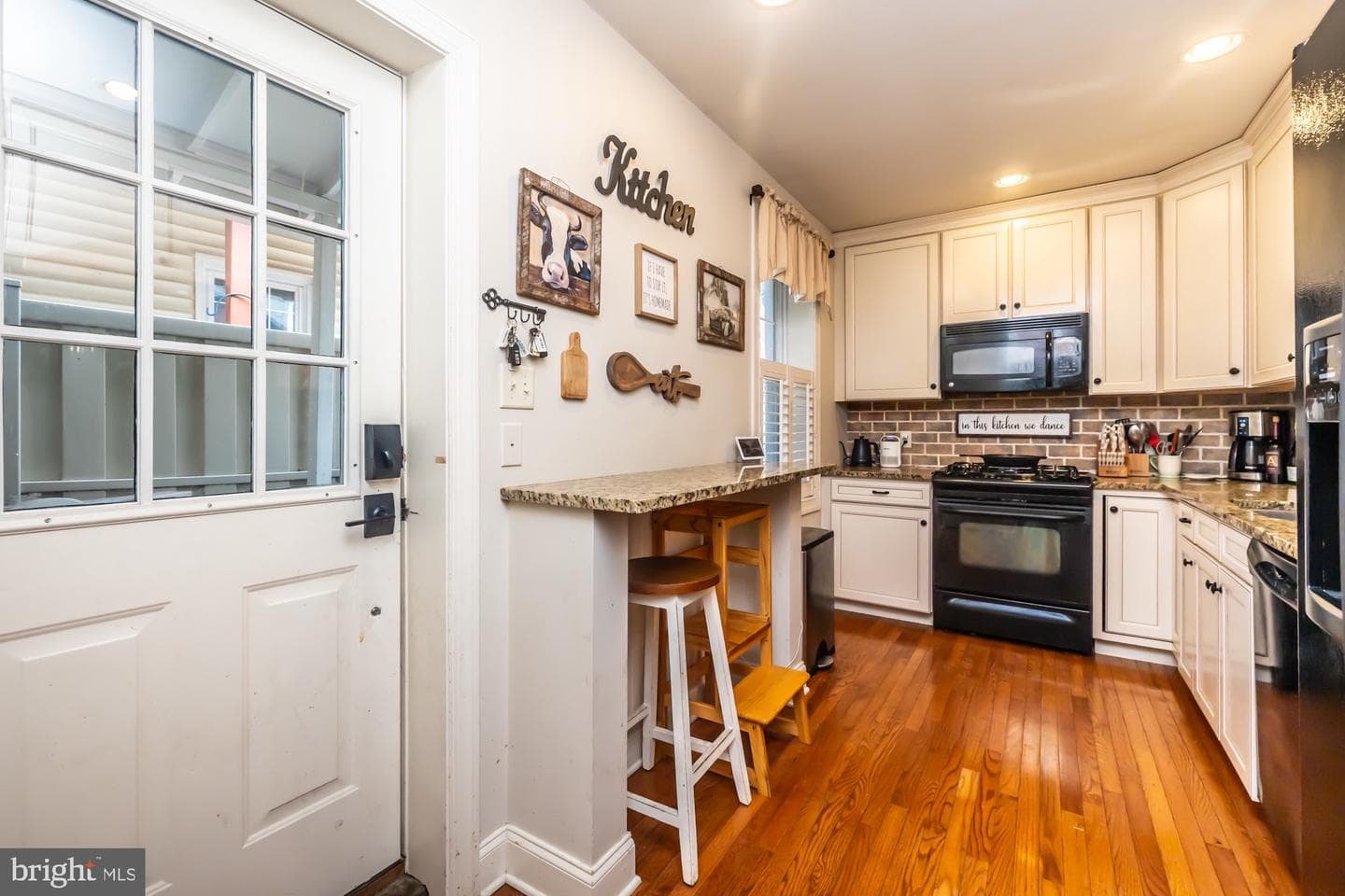 227 E Chestnut Street photo 16