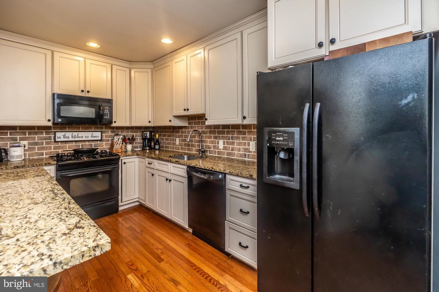 227 E Chestnut Street photo 17