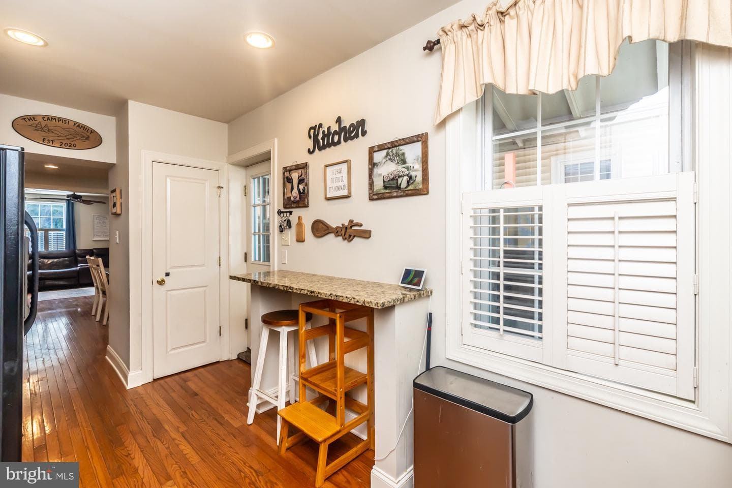 227 E Chestnut Street photo 20
