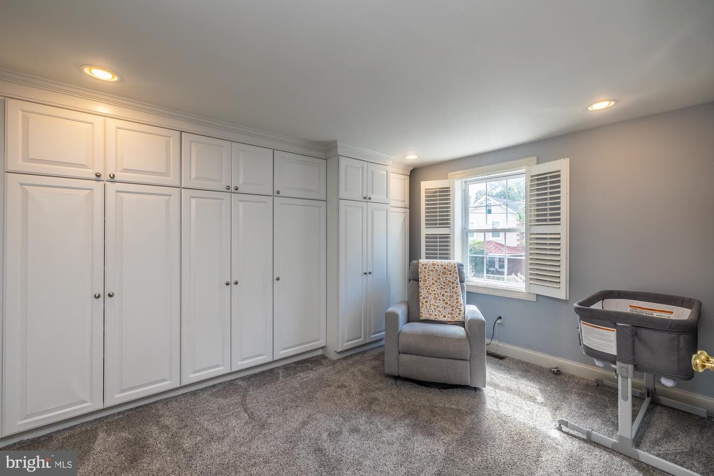 227 E Chestnut Street photo 24