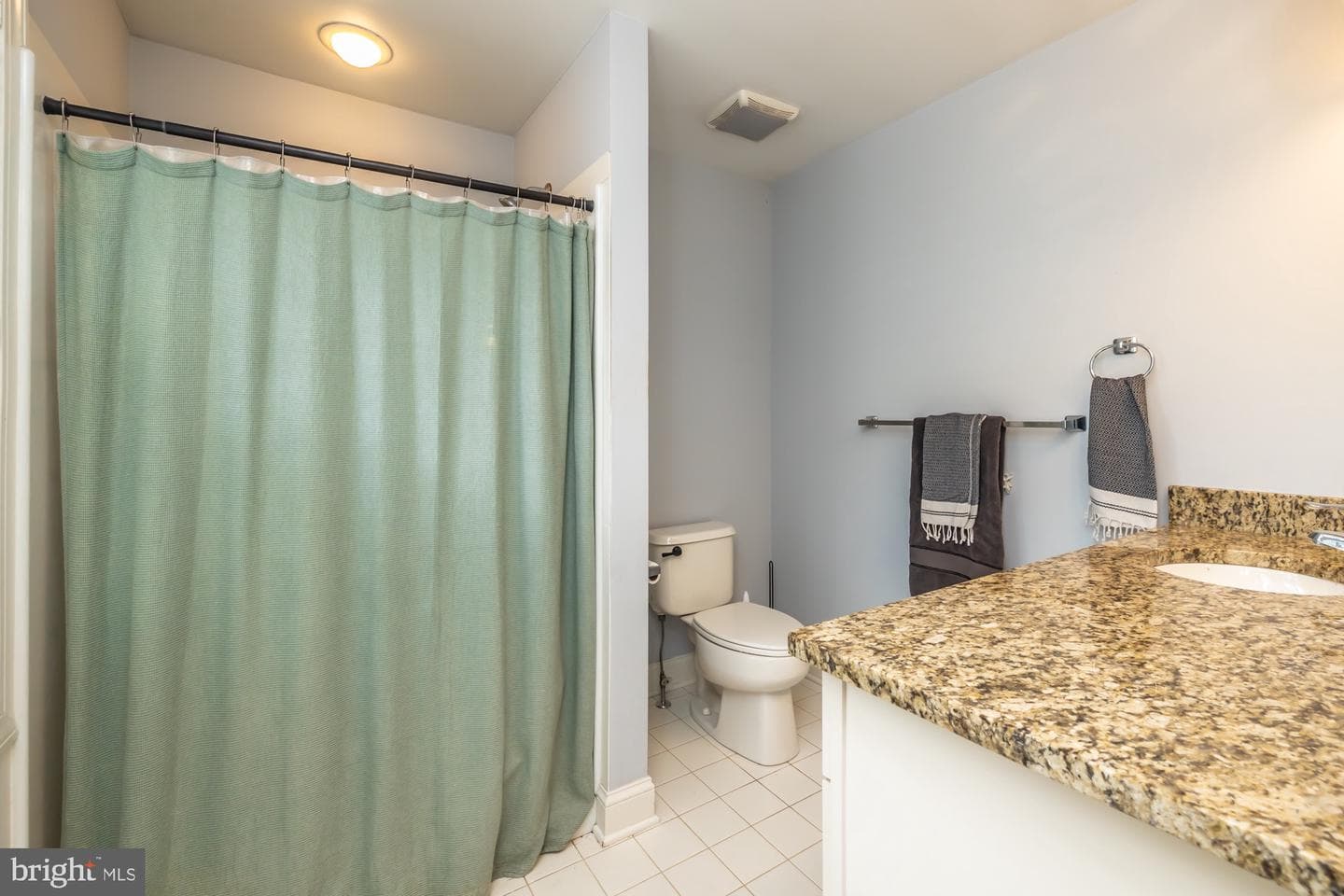 227 E Chestnut Street photo 27