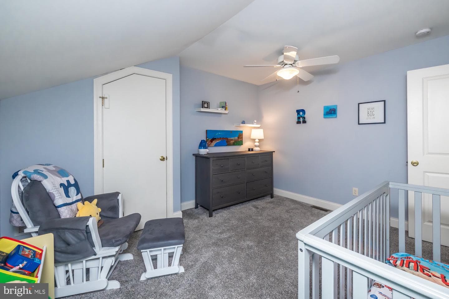 227 E Chestnut Street photo 30