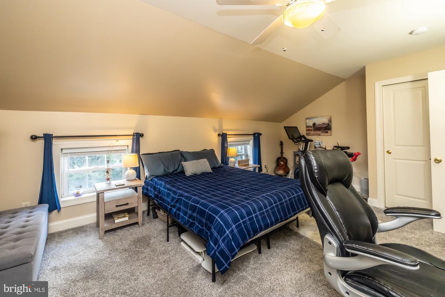 227 E Chestnut Street photo 32