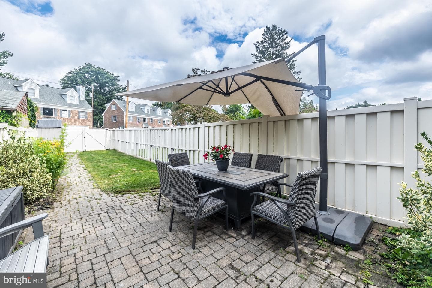 227 E Chestnut Street photo 34