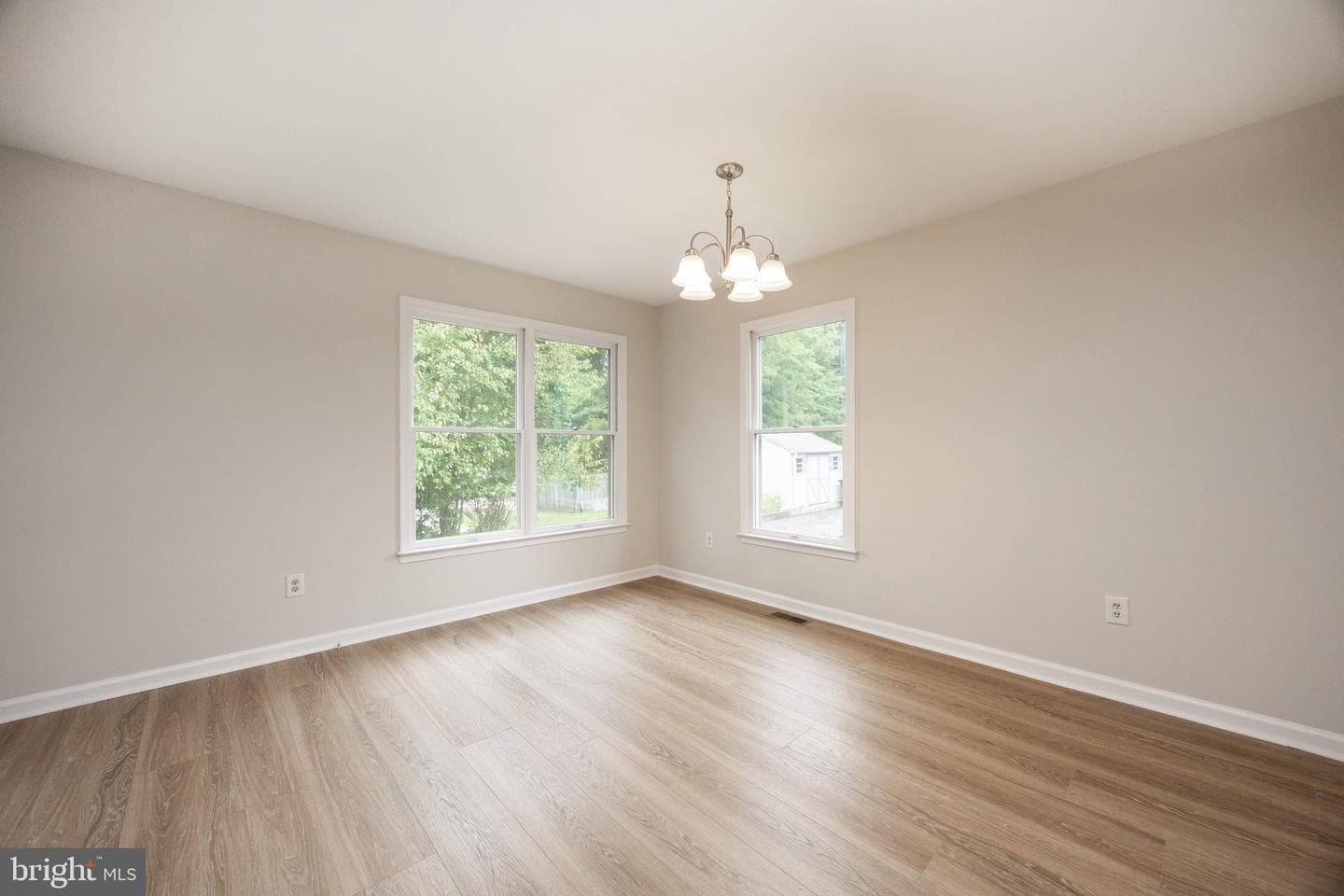 105 S Village Avenue photo 13