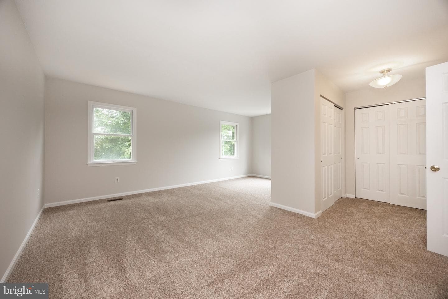 105 S Village Avenue photo 18