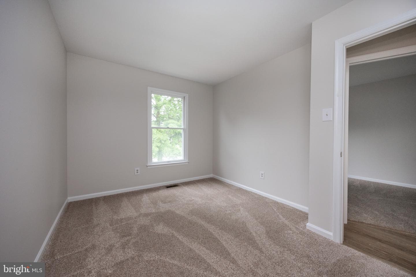 105 S Village Avenue photo 22