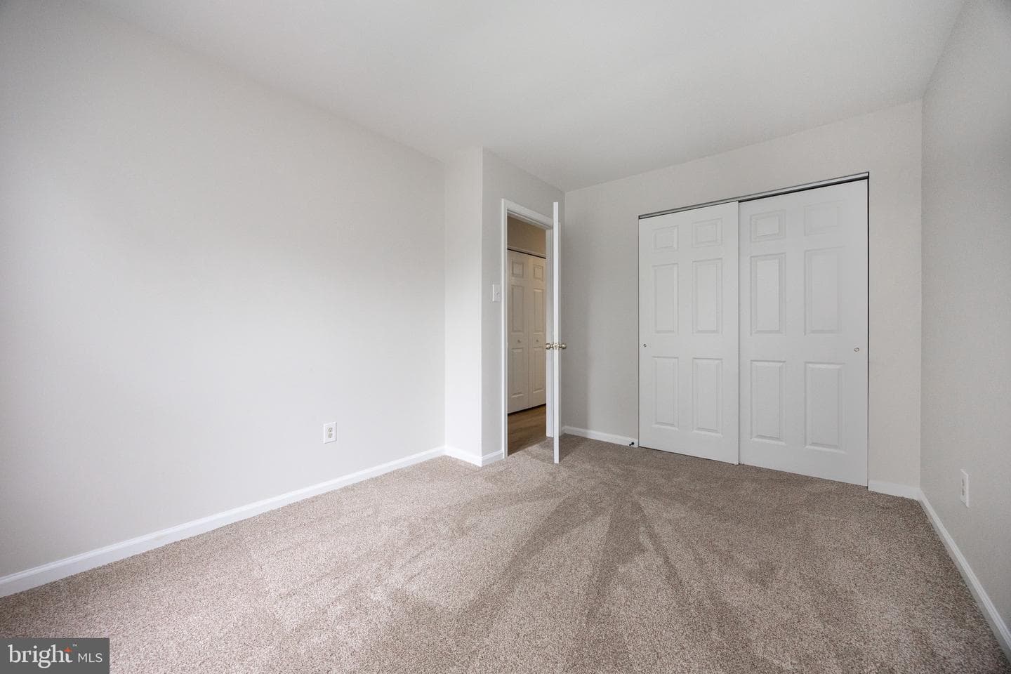 105 S Village Avenue photo 23