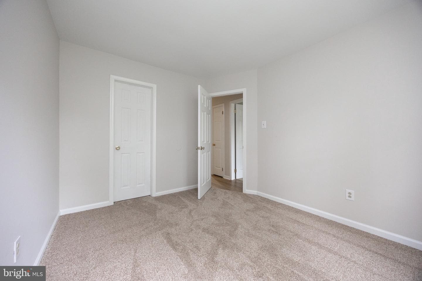 105 S Village Avenue photo 27
