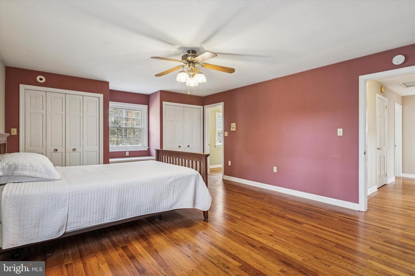 1042 W Kings Highway photo 12