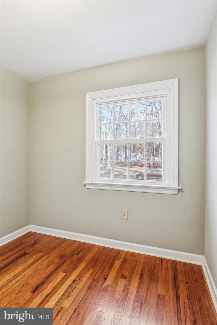 1042 W Kings Highway photo 13