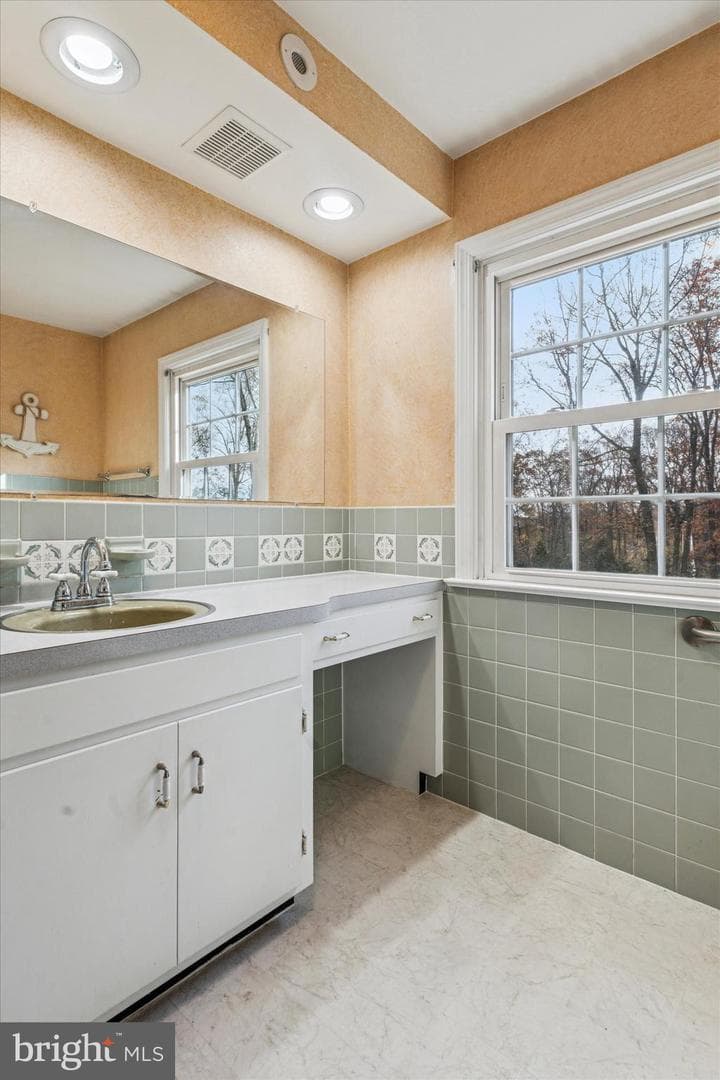1042 W Kings Highway photo 19