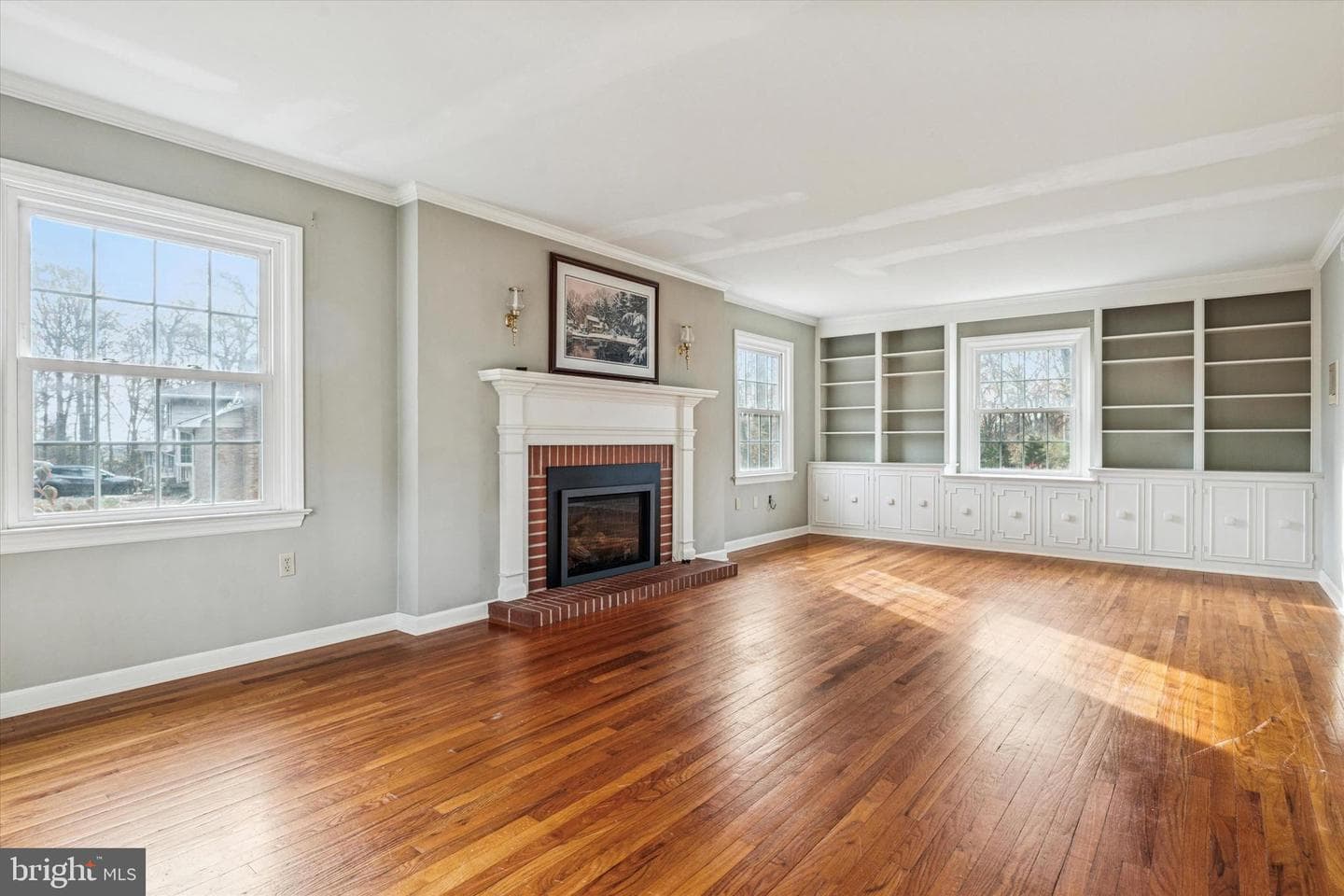 1042 W Kings Highway photo 2
