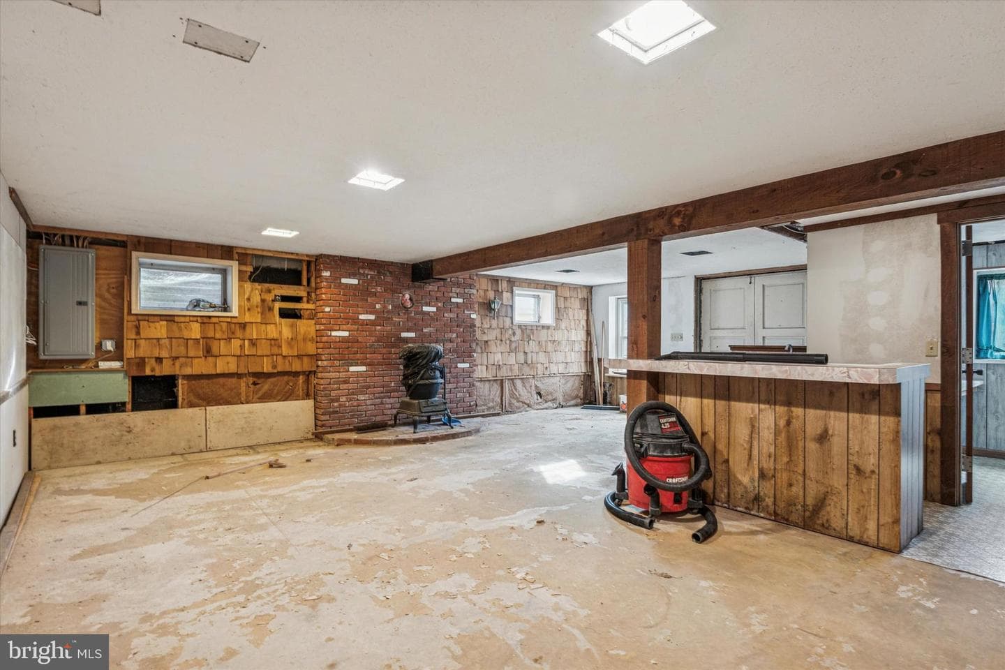 1042 W Kings Highway photo 22