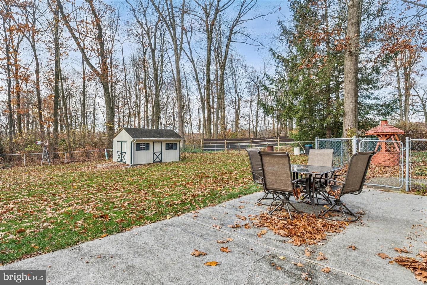 1042 W Kings Highway photo 24