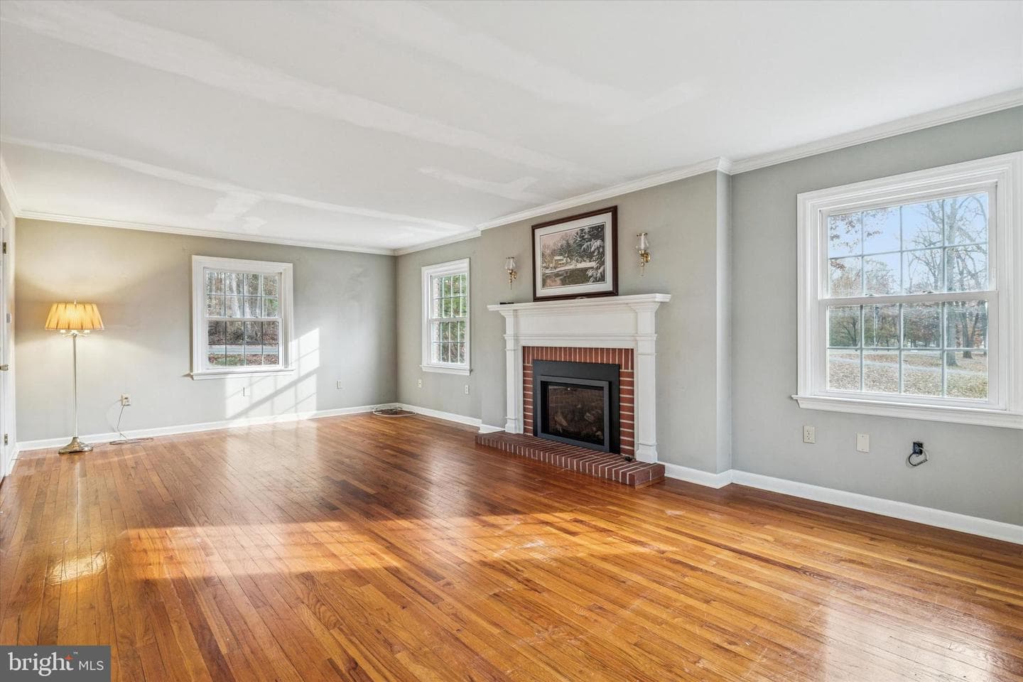 1042 W Kings Highway photo 3