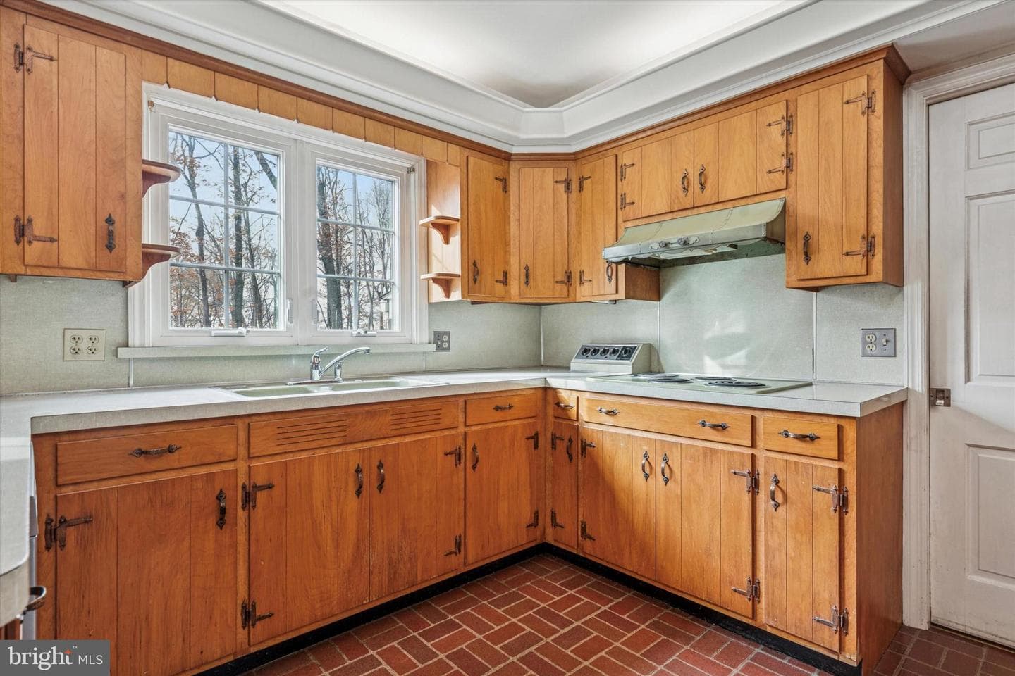 1042 W Kings Highway photo 6