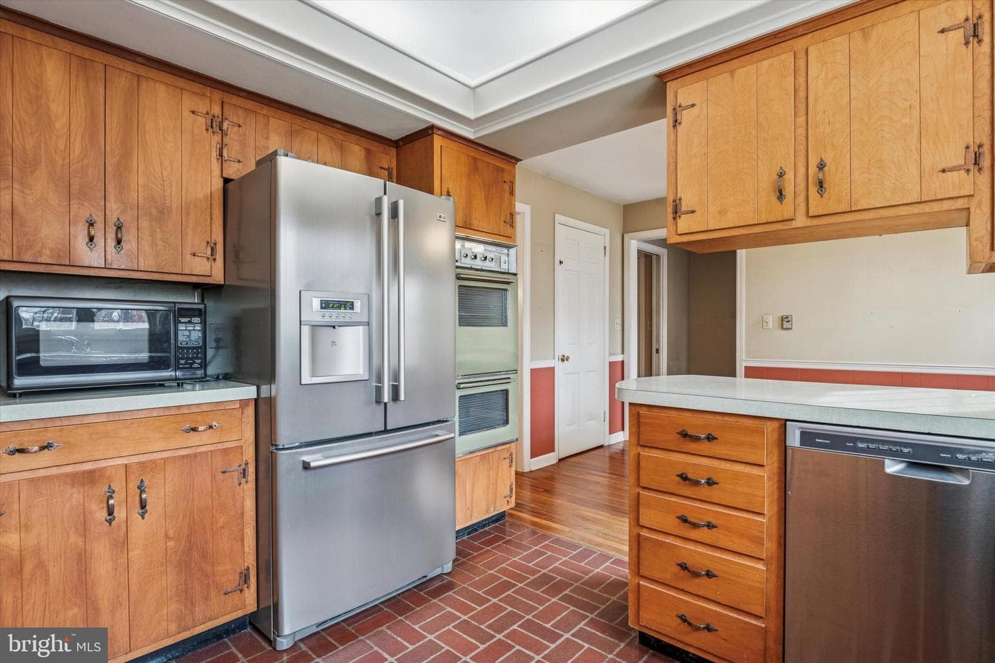 1042 W Kings Highway photo 7