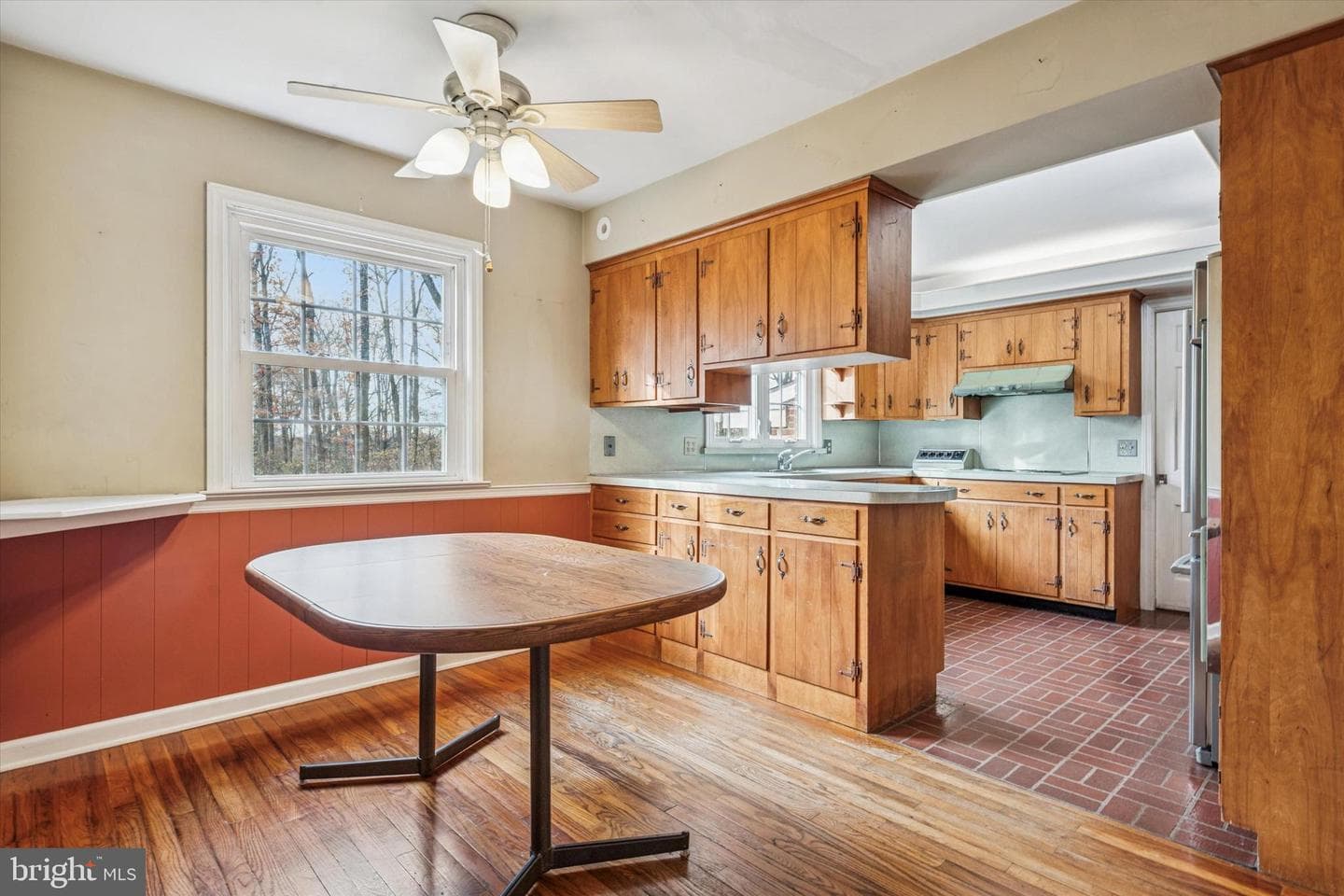 1042 W Kings Highway photo 8