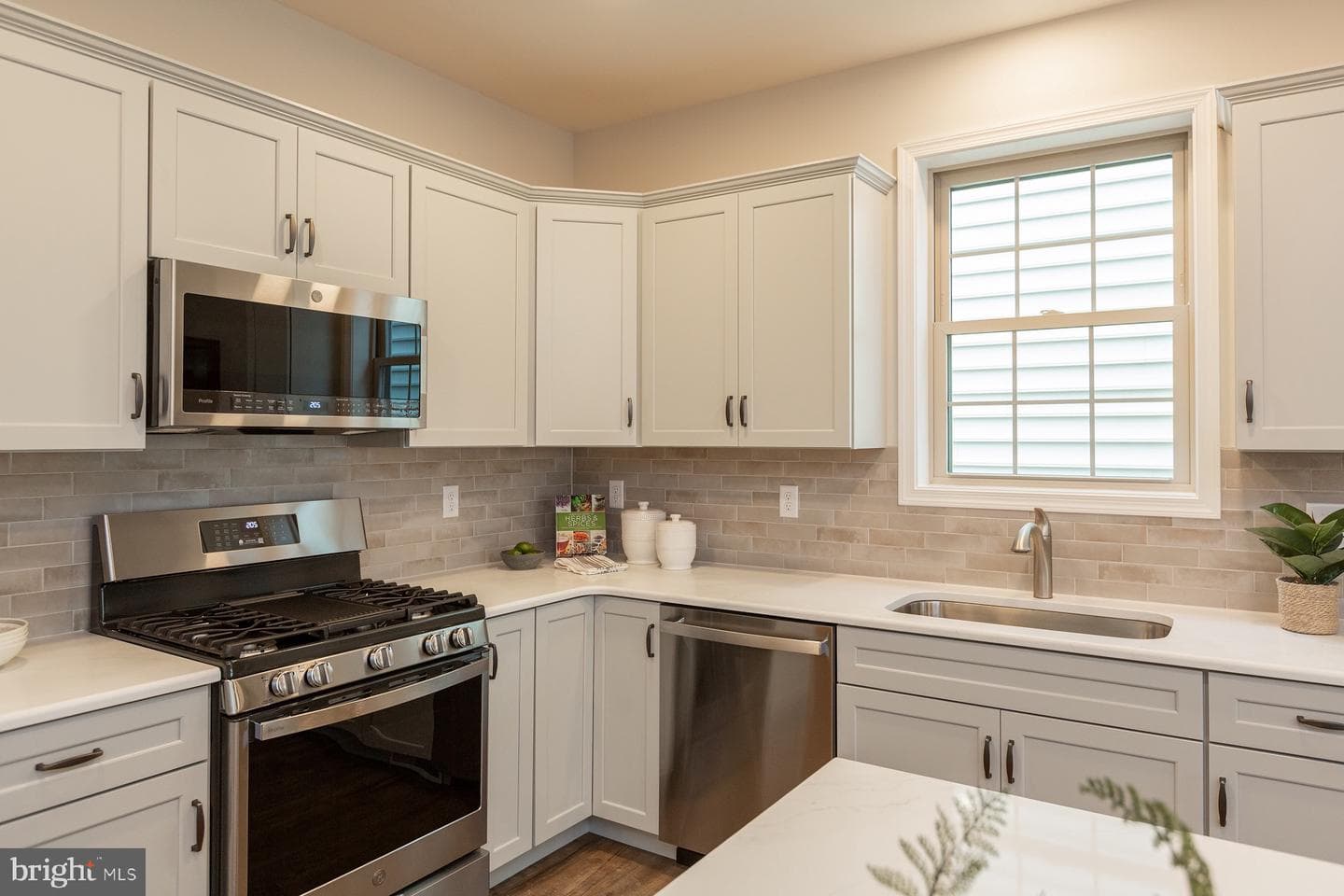 606 Greenbriar Path photo 6