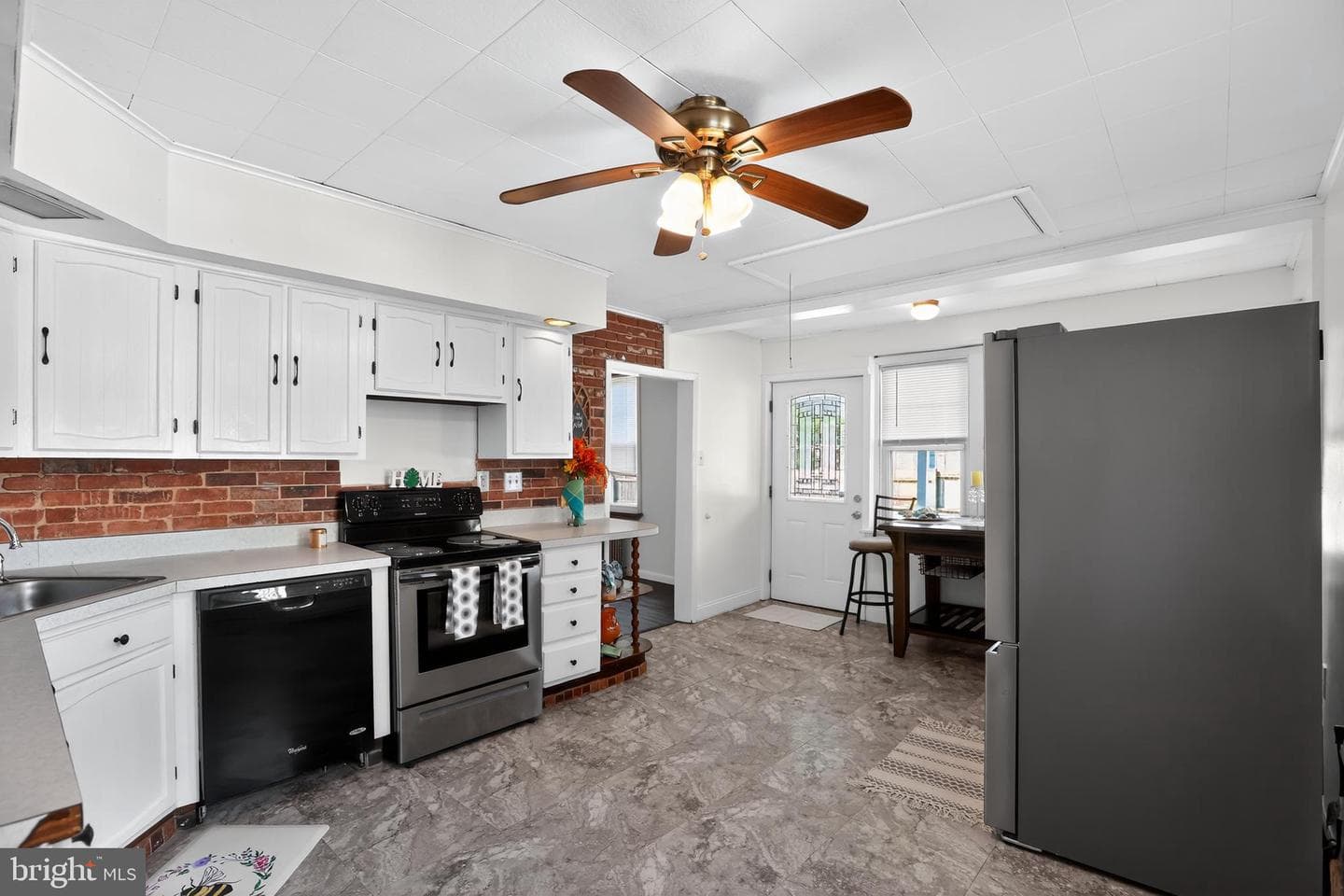 1079 Riverside Drive photo 16