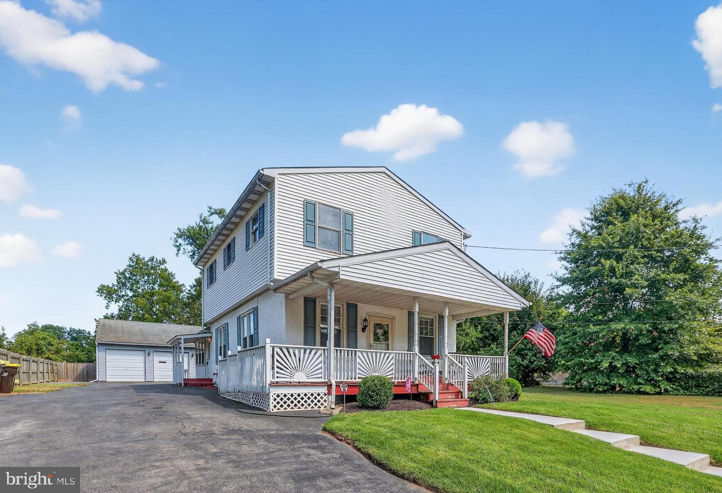 1079 Riverside Drive photo 2