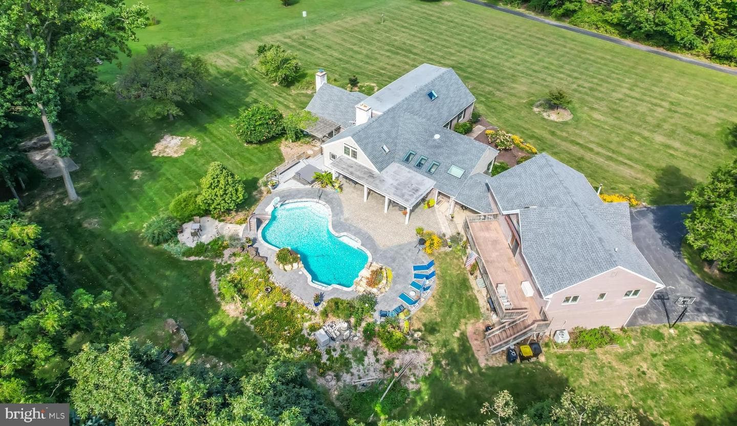8 Woodland Drive photo 1