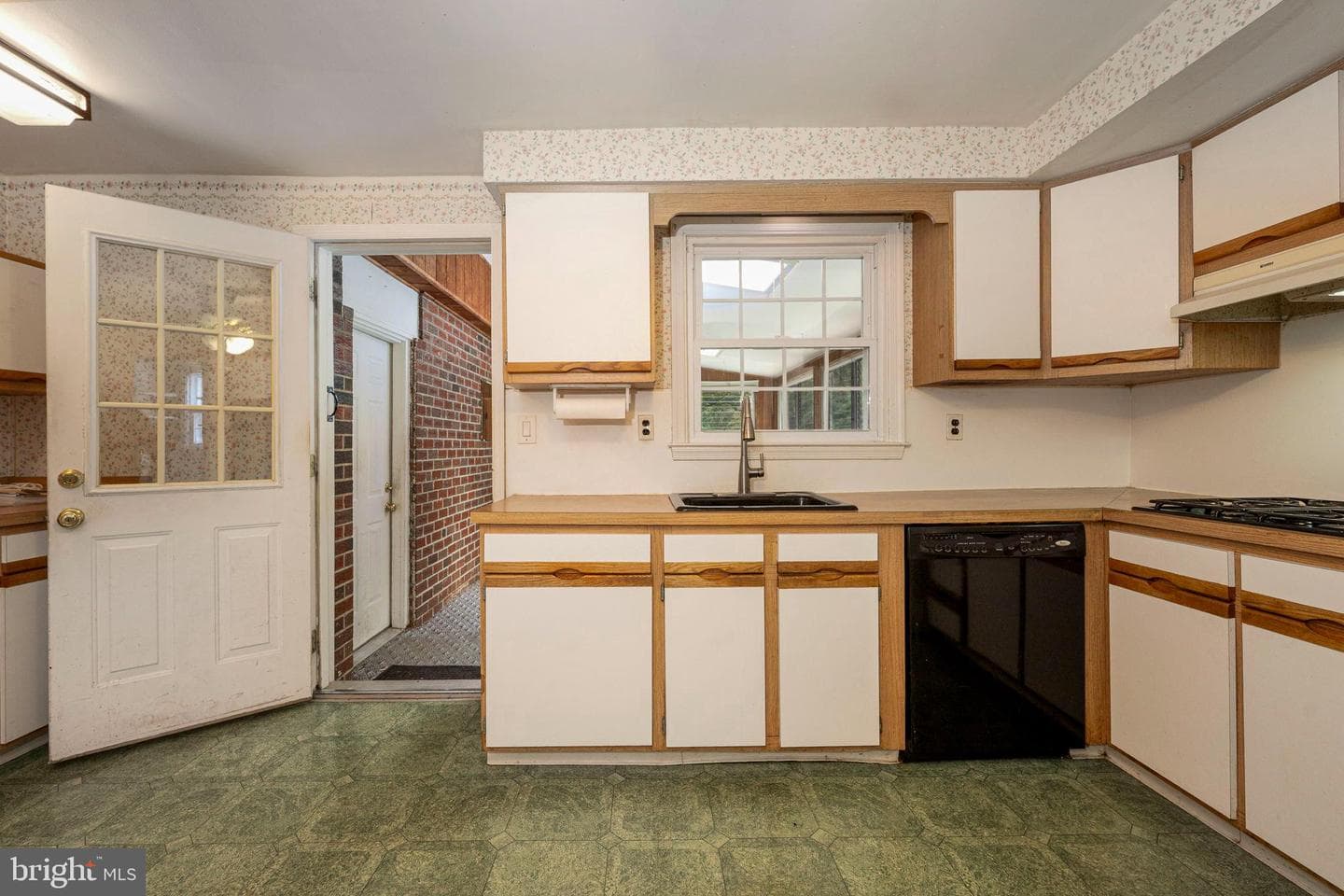 1075 Westwood Drive photo 8