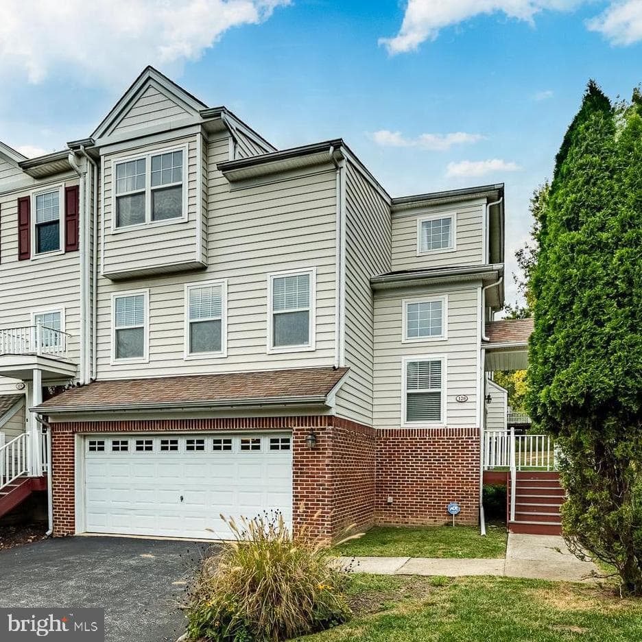 120 Elizabeth Court photo 1