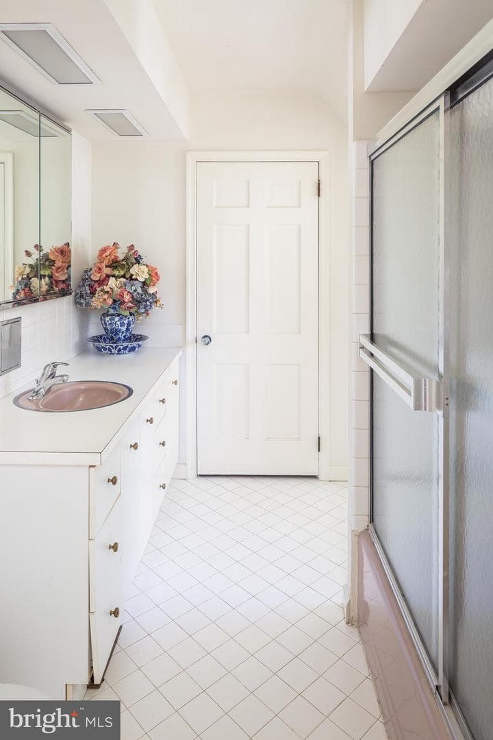 8 Foxchase Road photo 36
