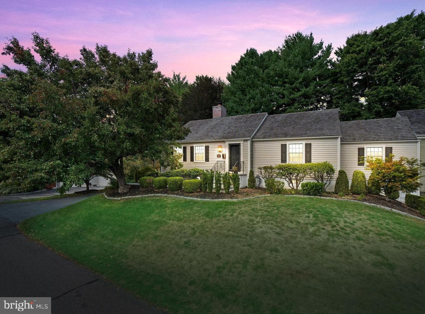 1107 Queens Way photo 2