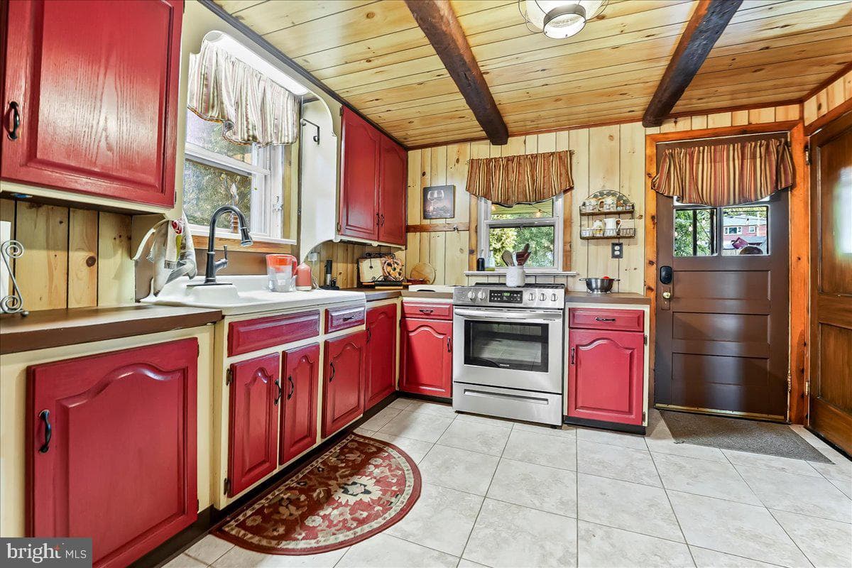 1504 Stirling Street photo 9