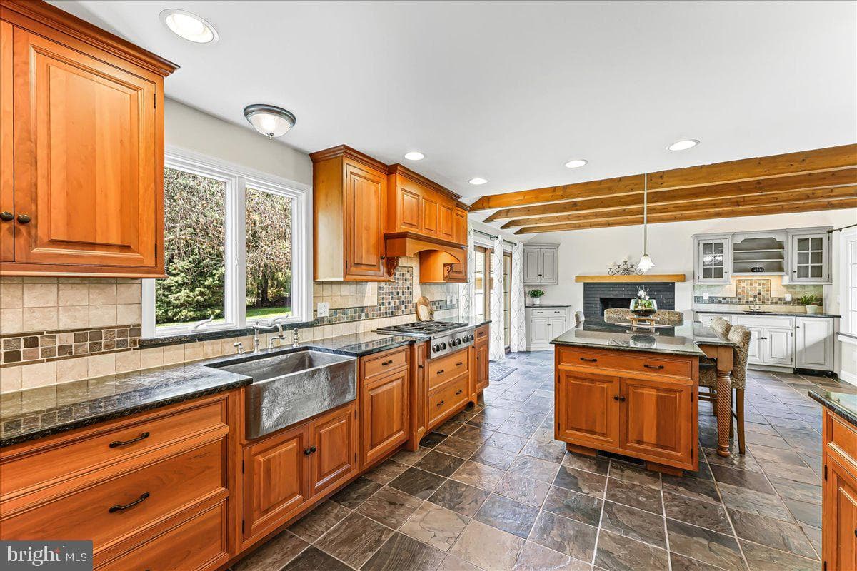 122 Round Hill Road photo 27