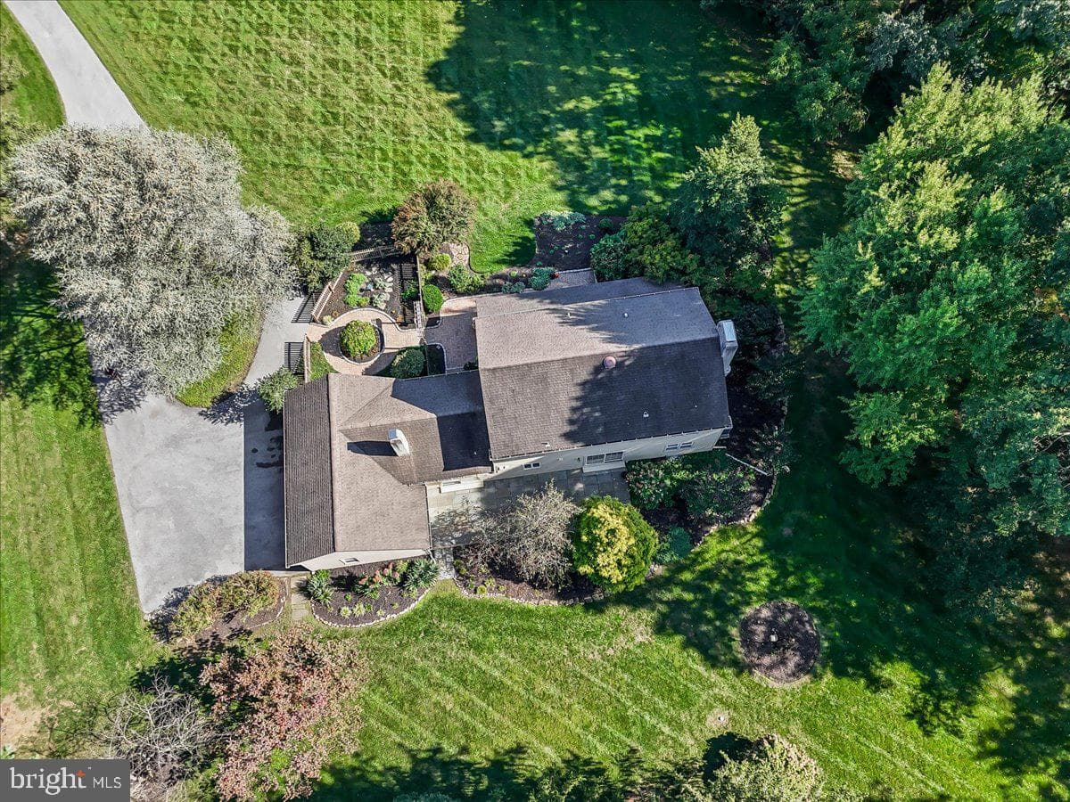 122 Round Hill Road photo 65