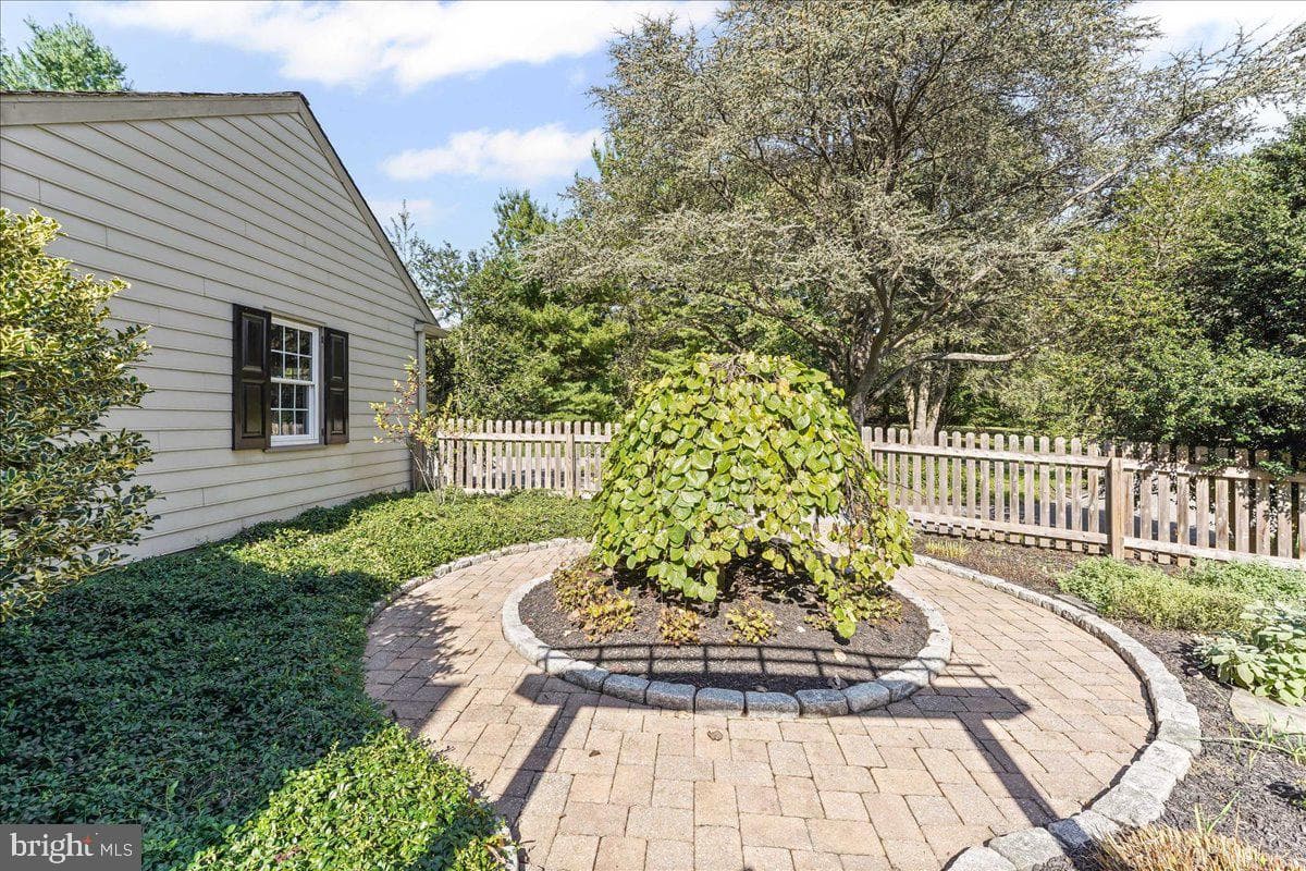 122 Round Hill Road photo 72