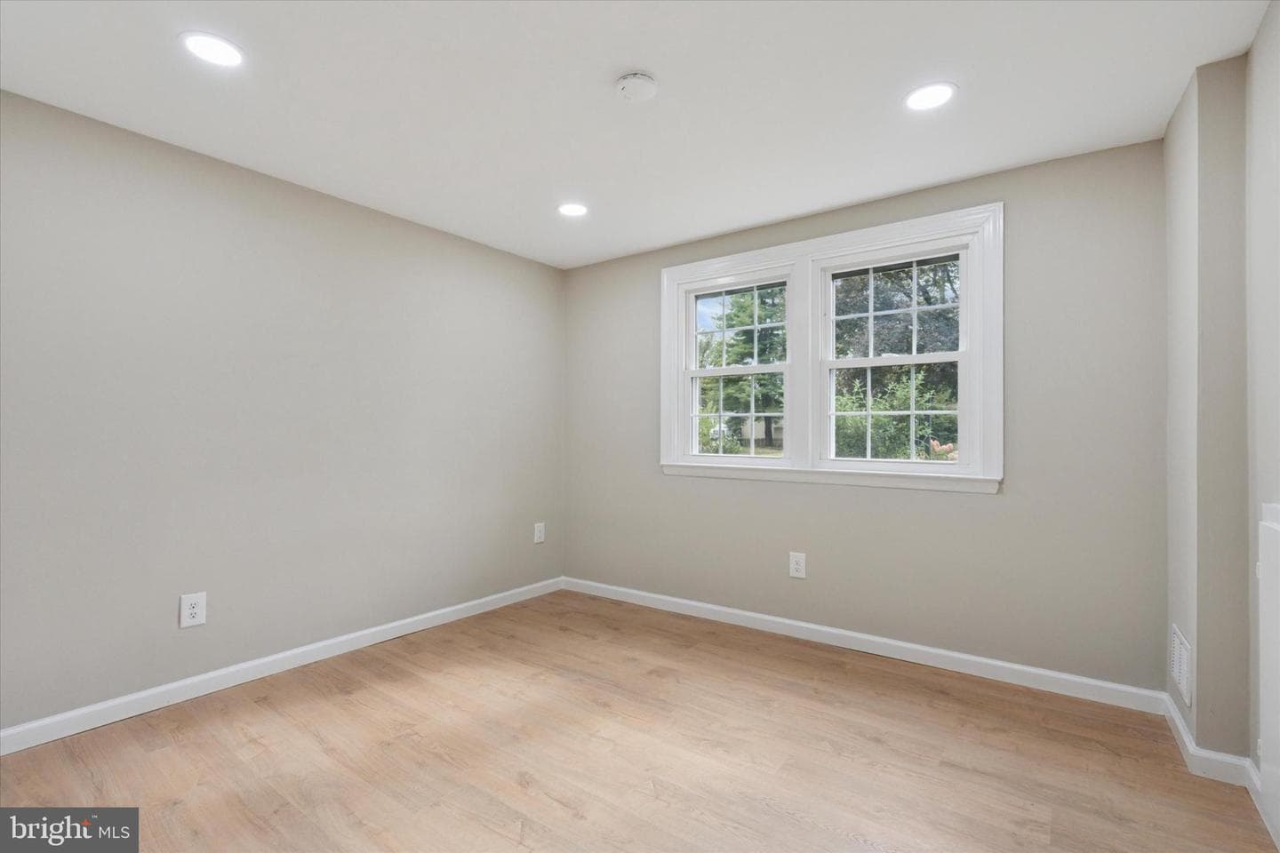 9 Bryan Avenue photo 13
